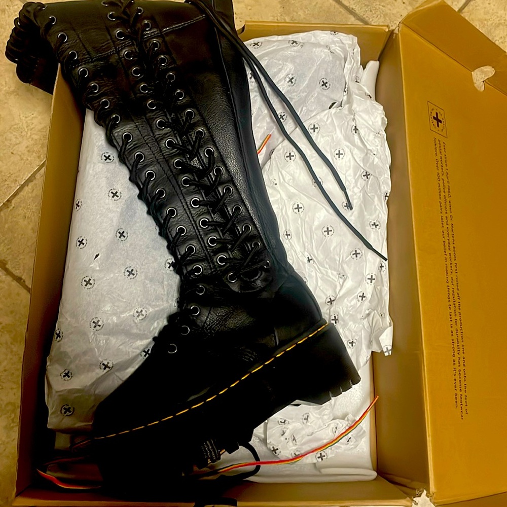 Women’s Dr. Martens Azreya